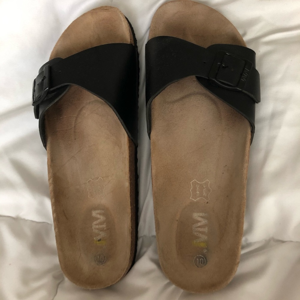 Flat sandals